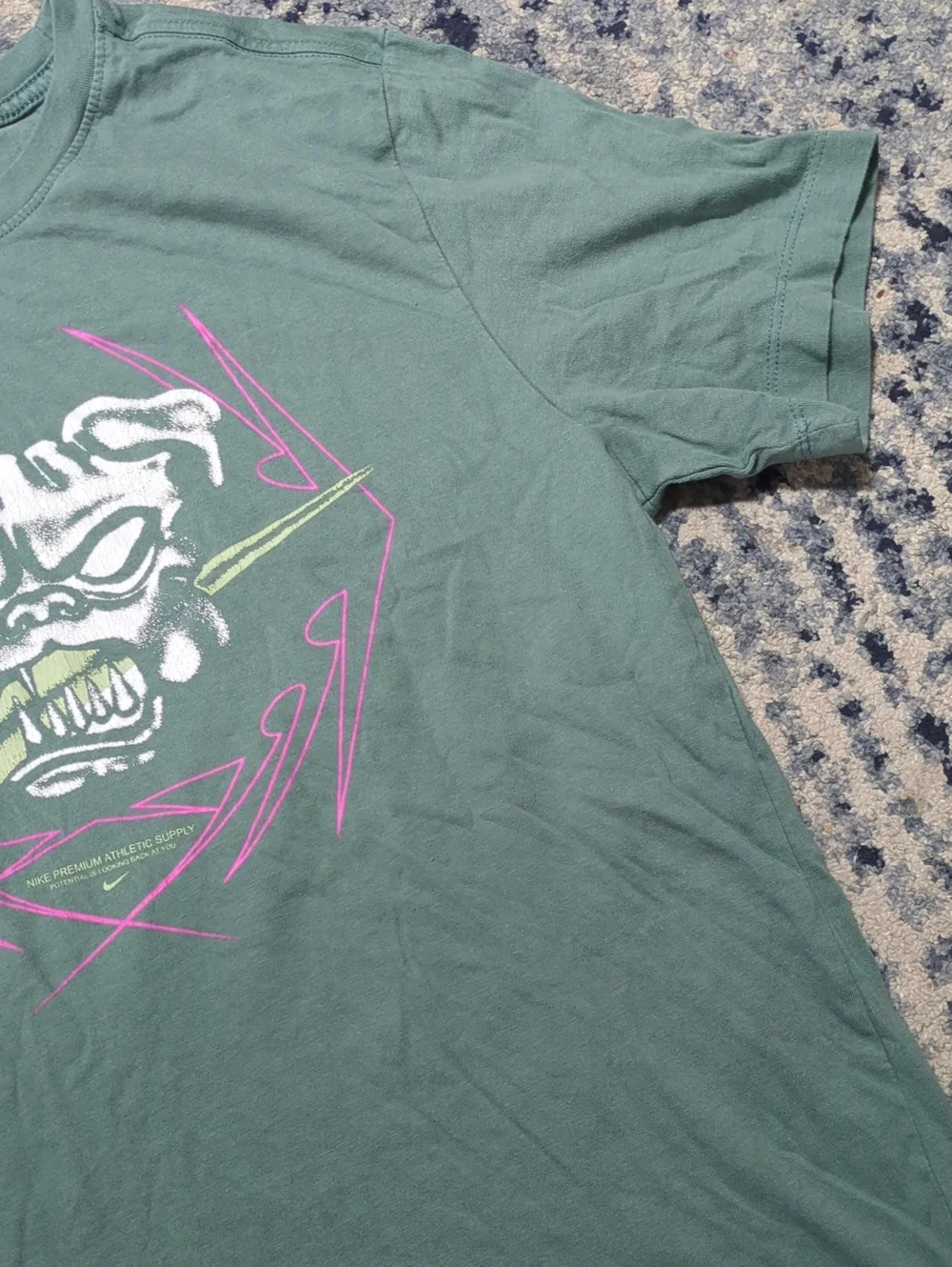 Nike Graphic Skull Swoosh T-Shirt Green Men's Large Streetwear Y2K Style